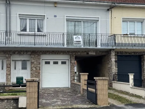 Maison de 88,47 m2 SH avec 3 garages et 1 cour à Charleville