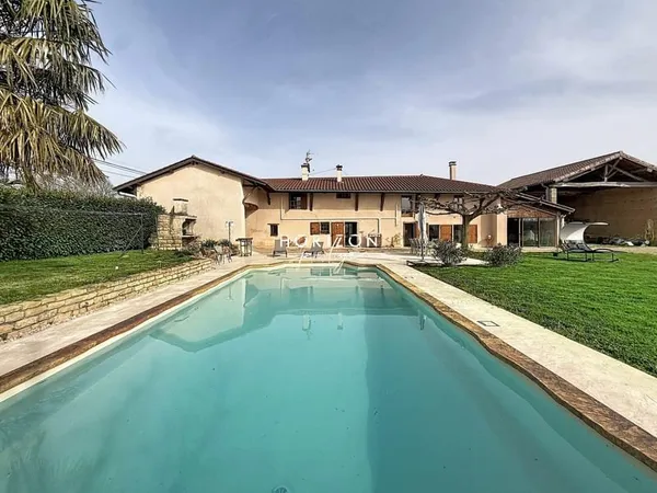 ILLIAT : corps de ferme 206 m2, 5 CH, 3861 m2 terrain