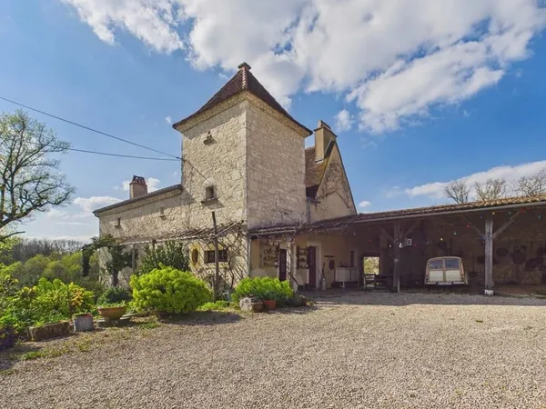 Trois maisons situées dans un endroit paisible proche d'une belle ville bastide