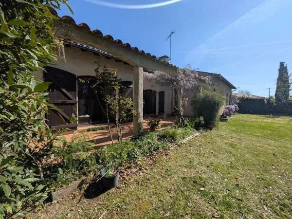 Maison plain pied avec garage jardin et piscine
