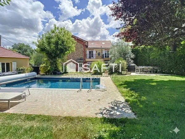 Villa avec piscine, dépendance, commodités à 2 pas