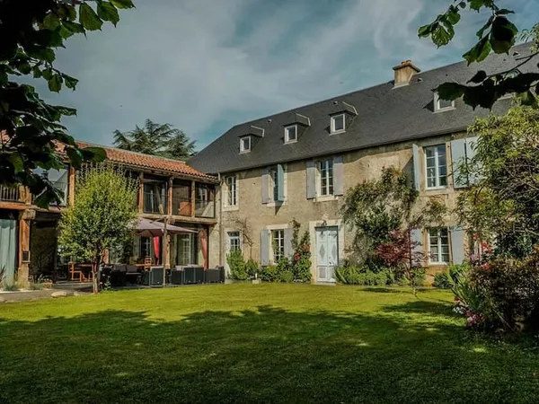 Une maison de caractère du 17ème siècle située au pied des Pyrénées.