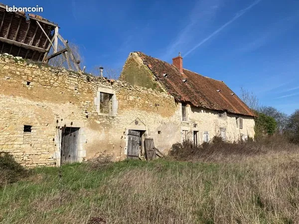 Propriété agricole avec longère ancienne et rivière - 7,5 ha - Possibilité de vente séparée