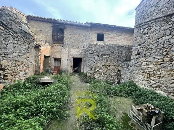 Bâtiment en pierre de 120 m2 avec jardin de 102 m2