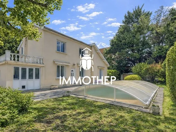 PROPRIÉTÉ FAMILIALE 135 m² SUR TERRAIN 1461 m² AVEC PISCINE
