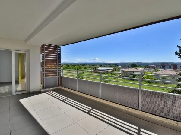 Appartement T3 avec terrasse, double garage et parking privatif. MANOSQUE (04)