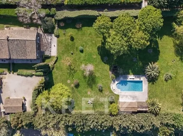 Authentique mas provençal avec piscine et dépendances Environn