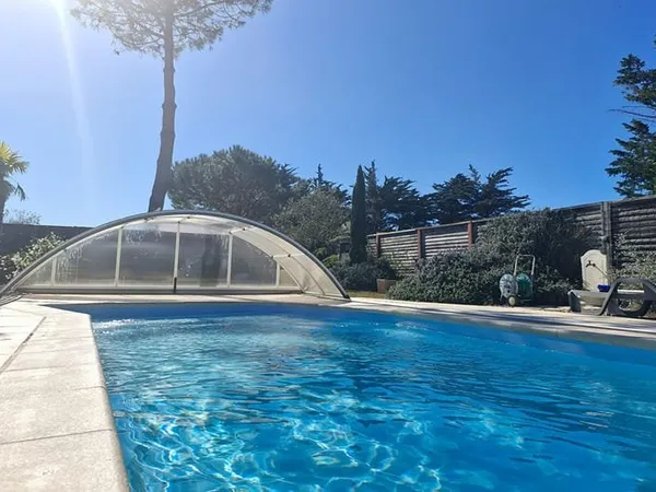 MAISON QUATRE CHAMBRES AVEC PISCINE PROCHE PLAGE