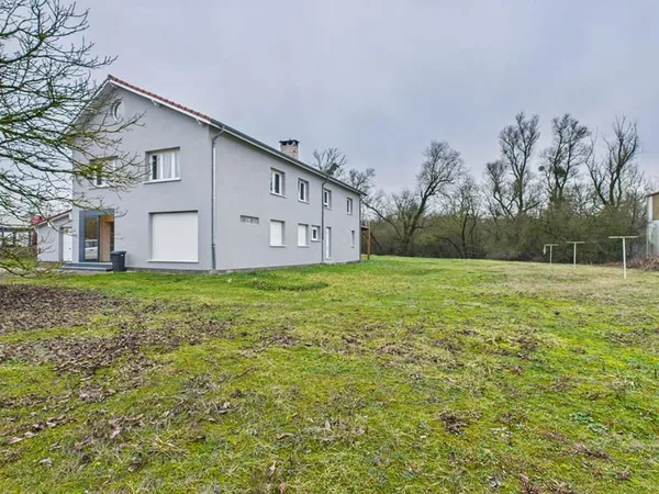 Opportunité foncière ? Terrain 3 000 m² constructible avec maison existante