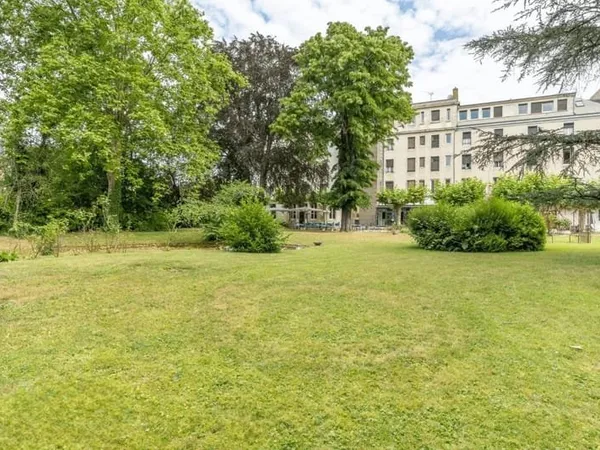 Hôtel 3 étoiles de 3000m² avec grand parc