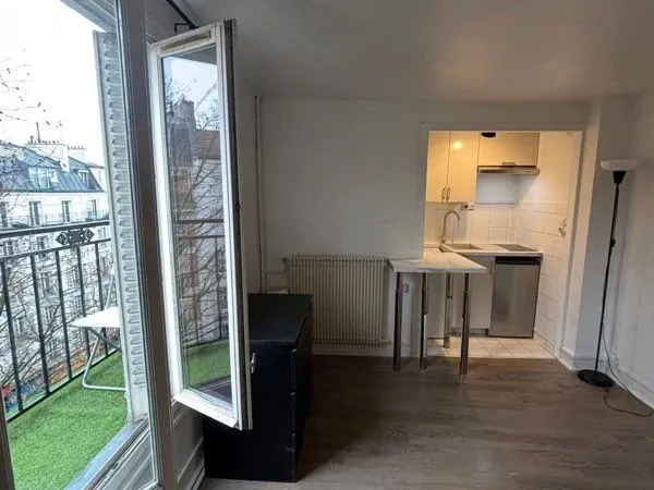 Joli studio refait à neuf avec balcon au coeur des batignolles