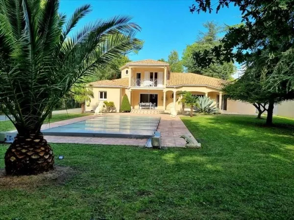 Contemporaine de 9 pièces principales