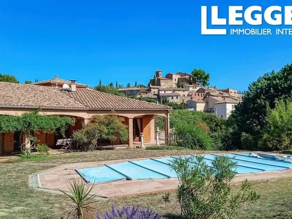TRES BELLE VILLA 4 chambres AVEC PISCINE SUR 2900m² de terrain arboré.