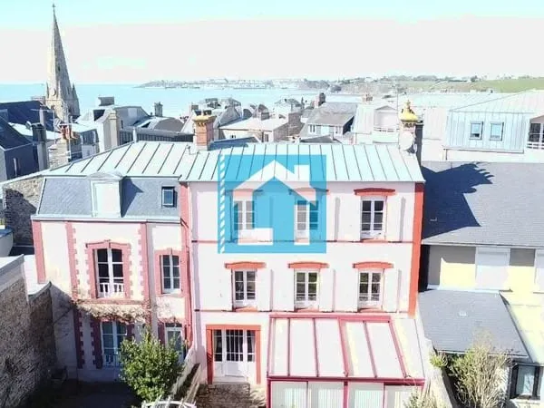 Maison d'environ 177m2 dans le centre de Saint Pair sur Mer