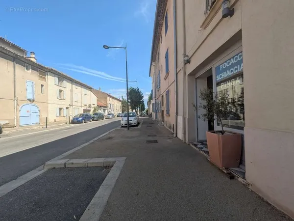 Murs commerciaux Local en plein coeur de Meyrargues