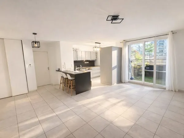 Appartement T3 bis de 70 m2 Résidence récente Centre de Vénissieux