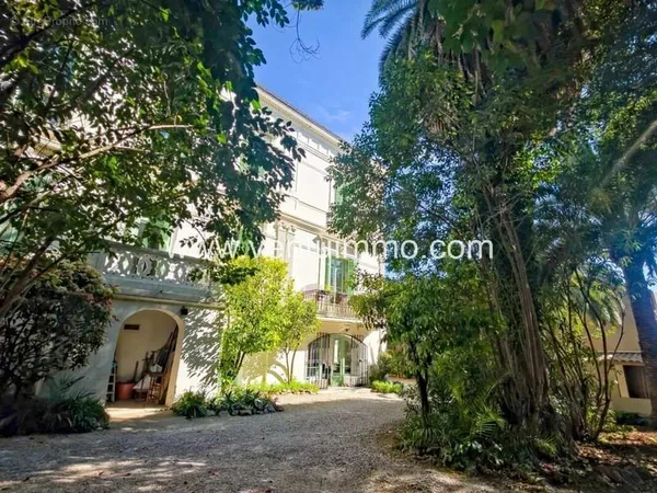 Au sein d' un immeuble classé, superbe T3 avec jardin privatif à Cannes