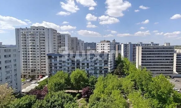 Grand T4 étage élevé vue dégagée, cave et parking