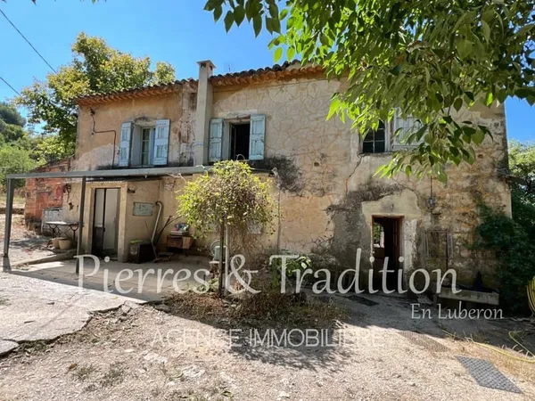 Luberon, bâti ancien à rénover sur plus d'un hectare de terrain proche commodités
