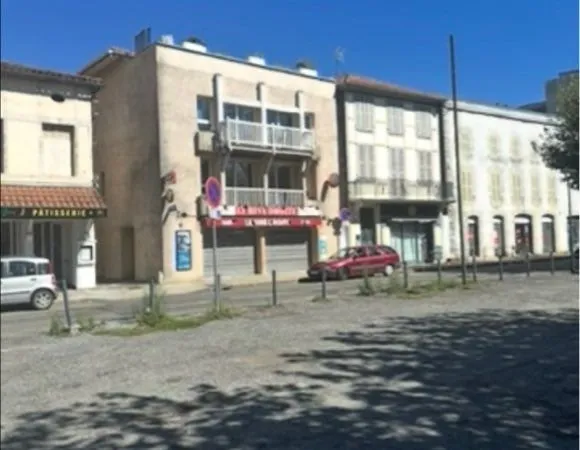 Av murs d'un local commercial