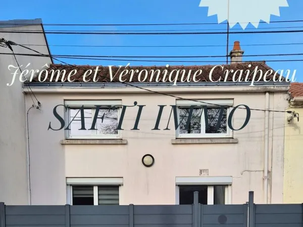 Maison de ville sur 2 niveaux avec 3 chambres, 1 cellier, garage et cour.
