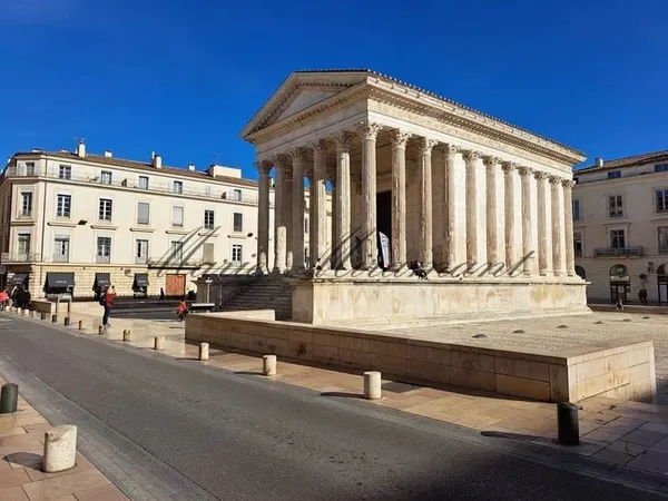 Nîmes centre, hôtel particulier avec jardin