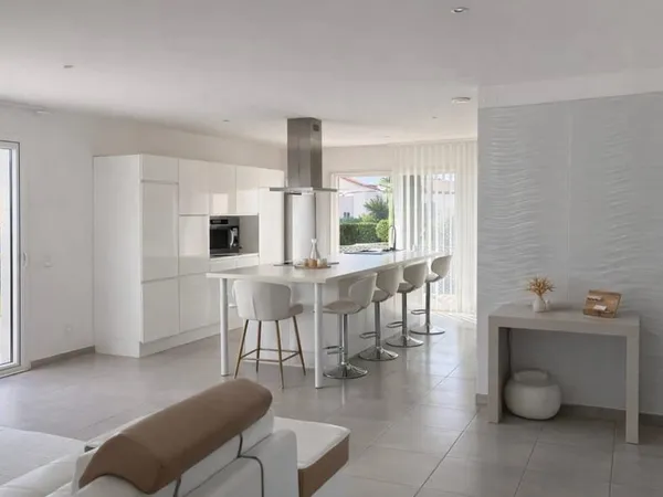 Maison moderne avec bel extérieur aménagés