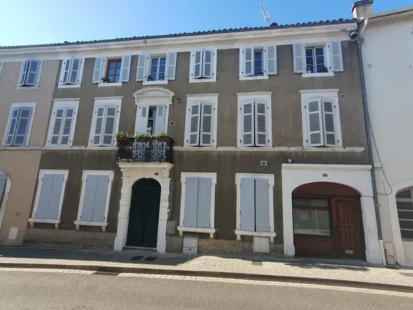 Immeuble de 284m2 pour investir 274300 EUR à Saint-Sever