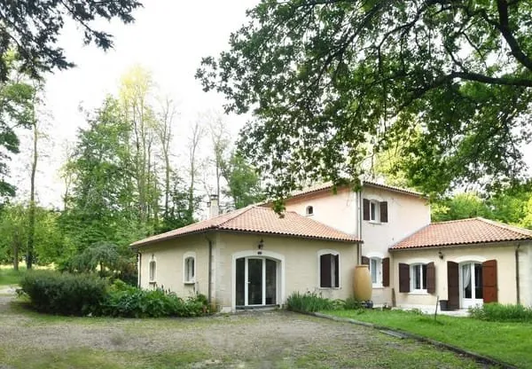 Maison de quatre chambres avec 14 hectares et un lac.