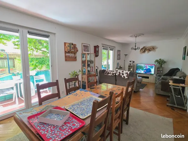 Maison de ville avec extérieur et garage