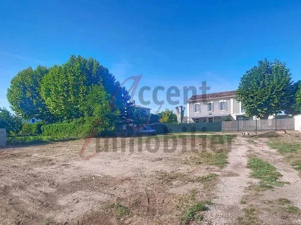 Cabannes : Terrain constructible viabilisé, plat et rectangulaire