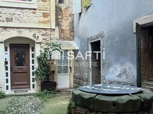 Petite maison de village à rénover.