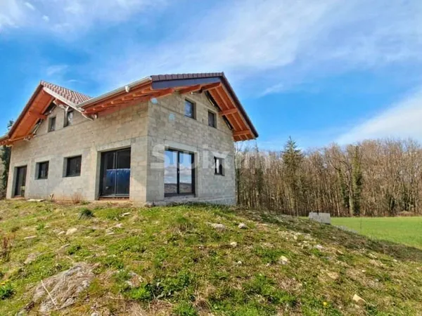 Local 8 pièces 210 m²