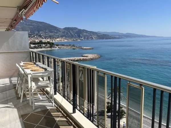 Appartement en dernier étage, front de mer