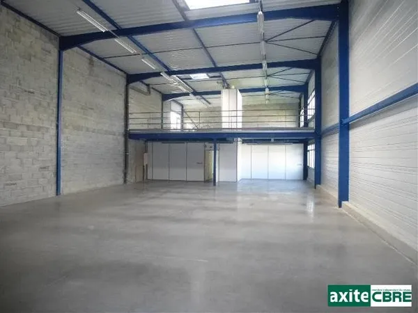 Local industriel 743 m²