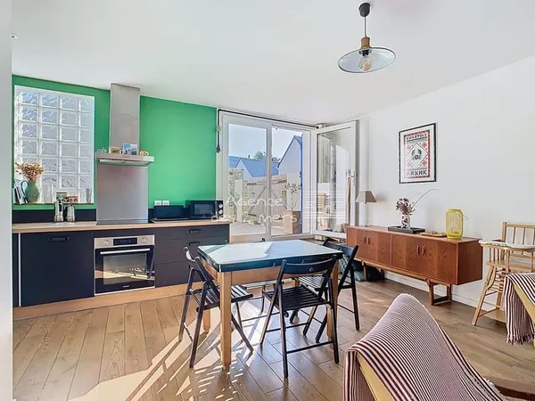 Maison de village avec un extérieur et un garage - au coeur d