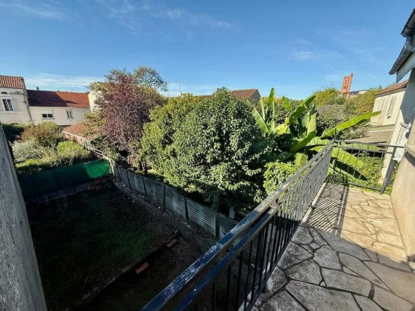 Villeneuve-sur-Lot, maison de ville sur 3 niveaux avec terrasse et jardin composée de 3 chambres, d'
