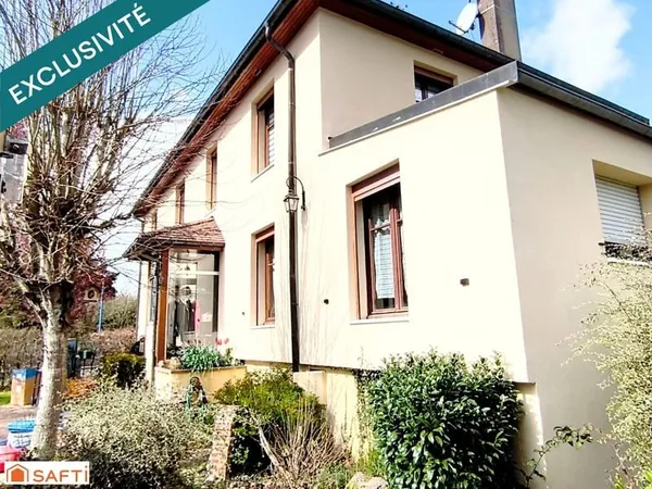 Maison mitoyenne de charme avec son beau jardin d'agrément et son garage privé