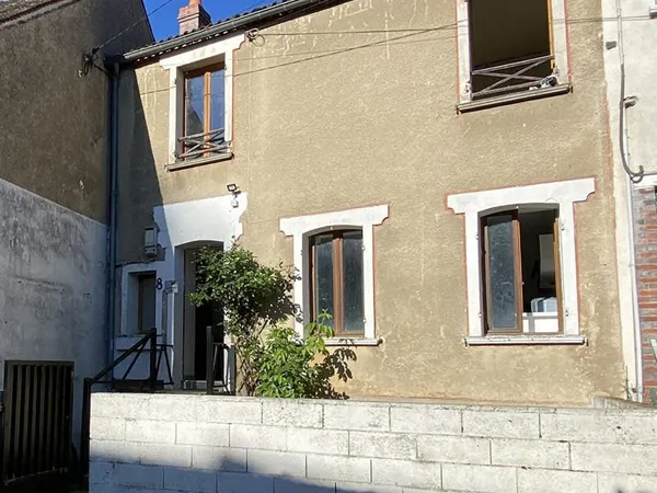 Cézy Maison de ville de 80 m² environ à finir de rénover