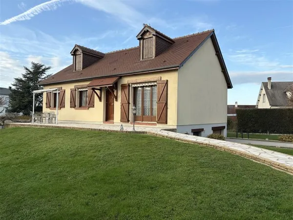 À 2H DE PARIS, 1H DE LA CÔTE NORMANDE, Dans une ville avec t