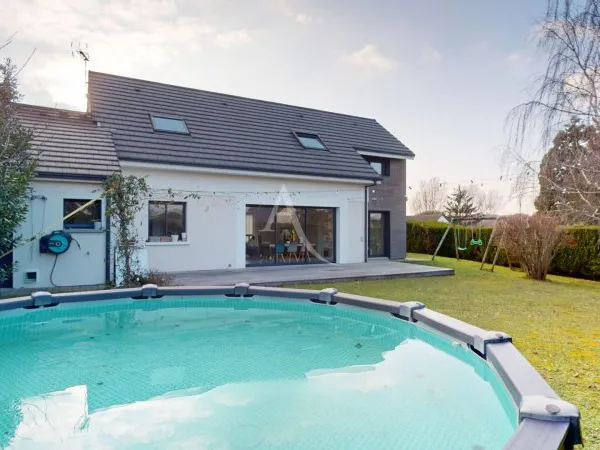 Maison familiale individuelle contemporaine avec jardin, piscine hors sol et suite parentale