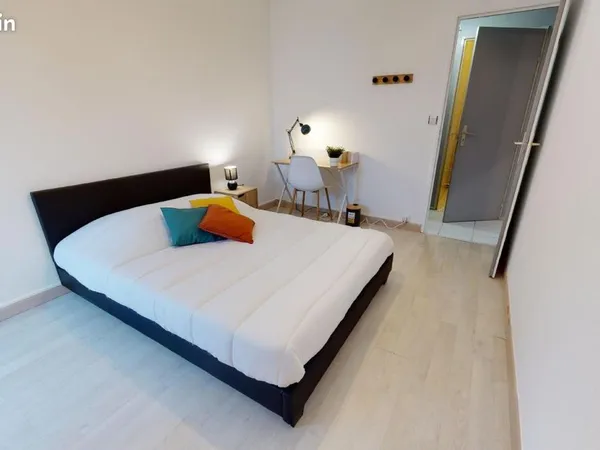 Chambre 5 pièces 85 m²