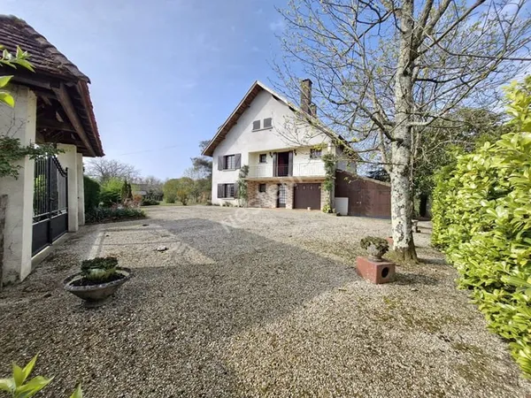 Charmante maison des années 70 sur un beau parc arboré de plus de 2 300 m² entre Cuiseaux et Saint-A