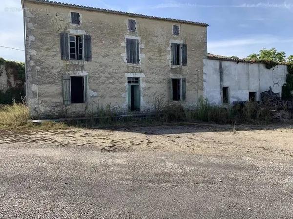 Beaucoup de potentiel pour cette ferme à rénover