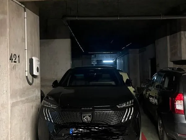 Place de parking à vendre avec borne éléctrique ZE PLUG centre de Chatillon