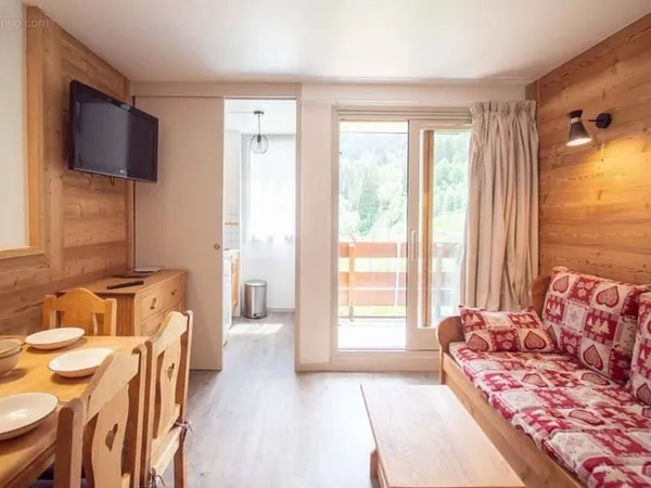 REF 2242 Rare, deux pièces vendu avec une place de stationnement en souterrain !