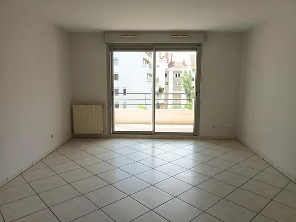 T 4 69007 LYON