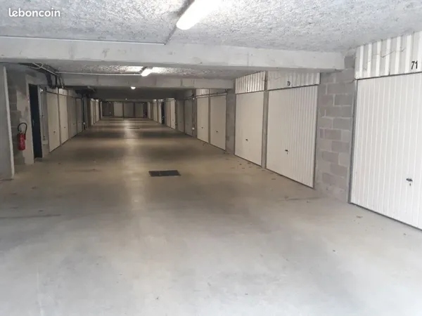 GARAGE fermé (Box 20 m2) sécurisé en résidence