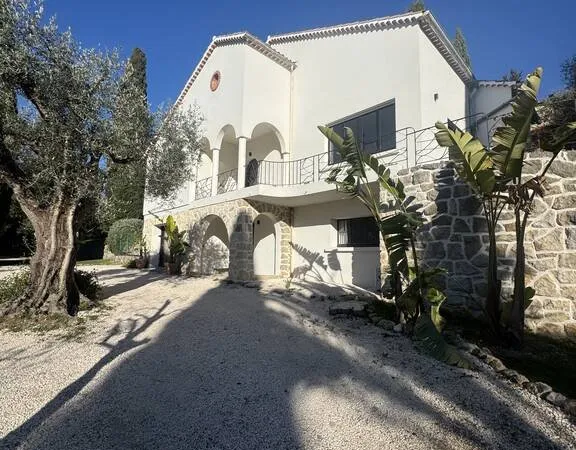 Maison 6 pièces 242 m²