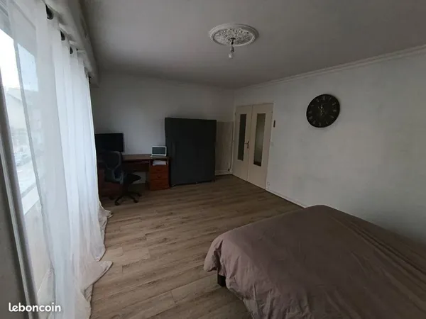 Grande chambre meublée